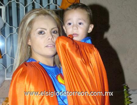 02112006
Gaby Mancha de Domínguez con su hijo Caleb.