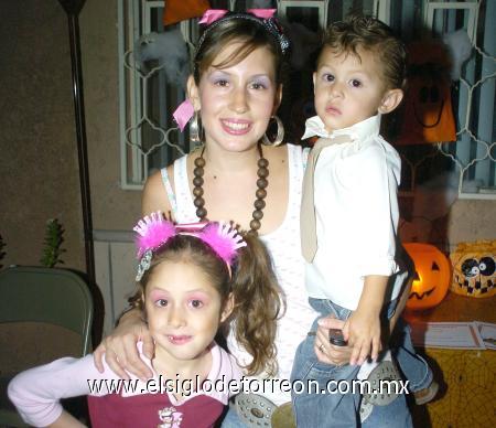 02112006
Martha de Puentes con sus hijos Pamela y Emilio Puentes.