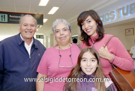 03112006 
Jesús y Martha Saldaña, Alexandre Guille Saldaña y Miriam Saldaña llegaron del DF.