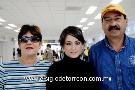 04112006
 Estela Magaña de Meraz, Daniela Meraz y Arturo Meraz Chapoy viajaron al DF.