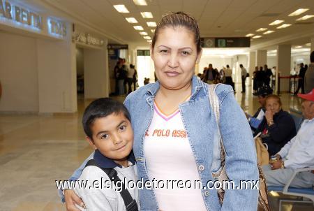 04112006 
Miguel Ángel Buelna y Catalina Flores viajaron con destino a Tijuana.