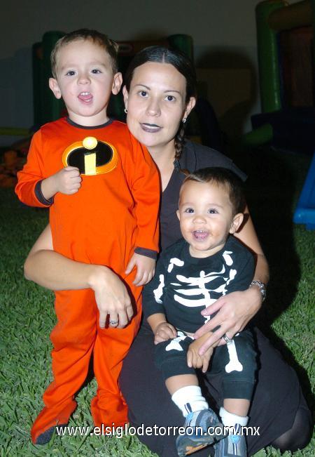 06112006
Ana de Orozco, Elías y Juan José.