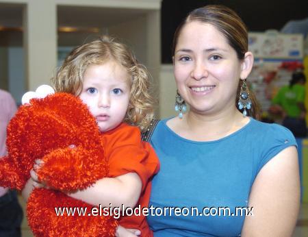 06112006
Maricarmen Mercado y Michelle Stewner disfrutaron la función de Coloreando con Elmo.