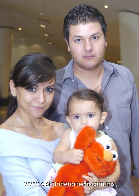 06112006
Rossana Villalobos, Carlos Garza y la pequeña Jimena Garza.