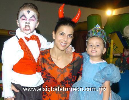 06112006
Victoria, Isabella y Fernando Alfani.