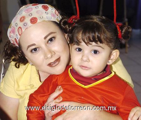 07112006
Carmen de Hernández y su hija Amanda.
