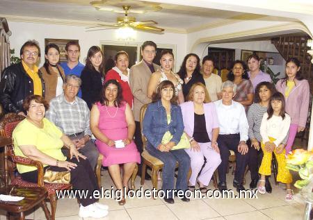 06112006
Alma Rosa García Ordóñez fue despedida de su vida de soltera, con una agradable fiesta a la que asistieron sus familiares y amigos.