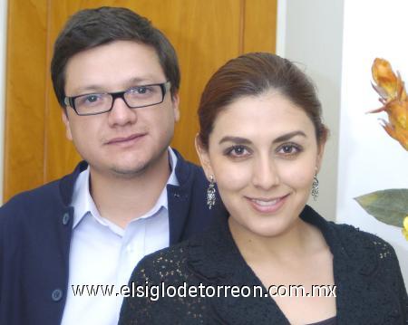 06112006
Alejandra Soto Martínez y José Francisco Espinosa Fematt unirán sus vidas en próximas fechas, por lo que disfrutaron de una fiesta de despedida en días pasados.