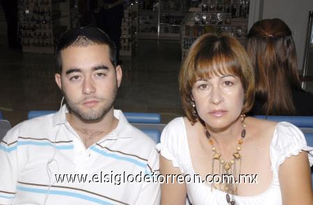 06112006
Willy Zepeda y María del Refugio Loya viajaron a Cuernavaca.