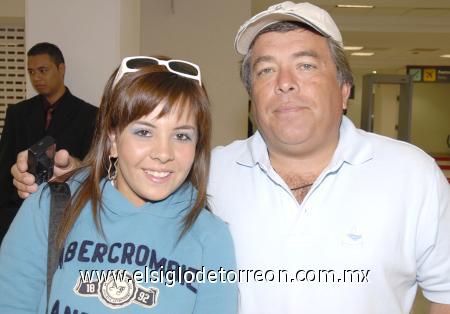 07112006
Xiomara y Jorge Acosta viajaron con destino a Guadalajara.