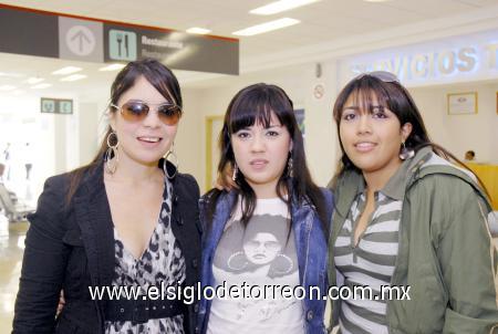 05112006 
Lourdes Leija, Ileana Rico y Sandra Tovillo viajaron a Guadalajara.