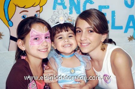 05112006 
Ángela Bracho Rosell junto a sus hermanitas Aranza y Luisa, en la fiesta que le ofrecieron por su tercer cumpleaños.