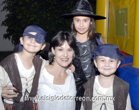 05112006 
Cecilia Fernández con sus hijos Regina, Javier y Fernando Garza.