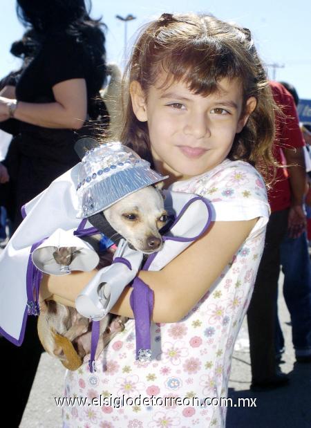 05112006 
Claudia Evelyn Facio con su pequeña Candy,quien portó un atuendo de Astronauta.