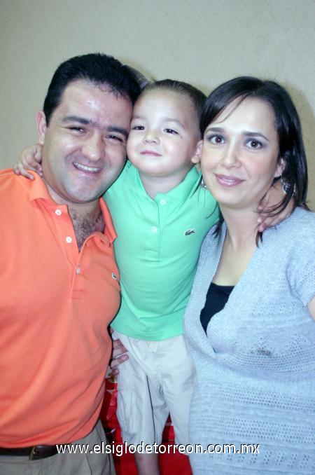 05112006 
El pequeño Emilio Camposeco Benavides disfrutó de una bonita fiesta, que con motivo de su tercer cumpleaños le organizaron sus papás, Ramón y Ana.