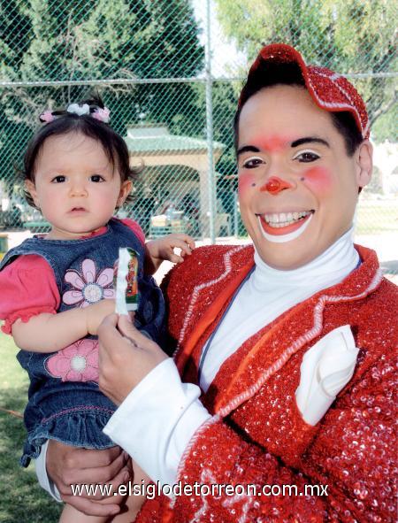 05112006 
La pequeña festejada junto al payaso Pitillo.