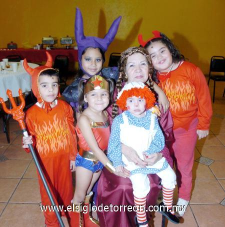 05112006 
Leticia de González con sus nietos Silvana, Yamilé, Ana Sofía, Daniela