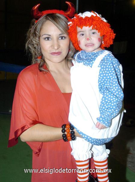 05112006 
Lupita de González y Silvana González.
