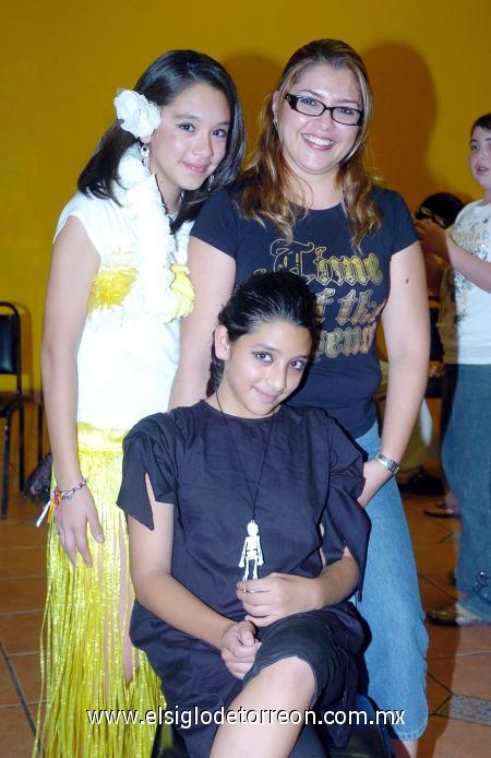 05112006 
Maberick Herrera con sus hijas Thiare y Katia de la Cruz Herrera.