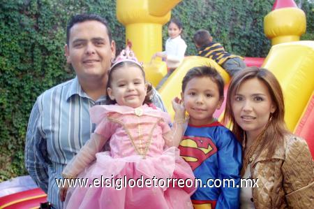 05112006 
Natalia junto a sus papis, José Ernesto Issa Haces, Gelo García de Issa y su hermanito Santiago.