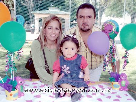 05112006 
Pamela Lucía González Aguirre al lado de sus papás, Ing. Angélica Denise Aguirre de González y Lic. Mauricio R. González.
