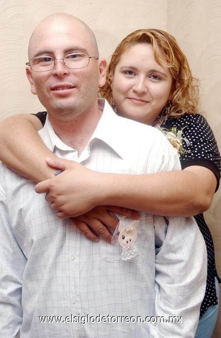 05112006 
Por su próxima boda, a celebrarse el dos de diciembre, Rodolfo Herrera Rodríguez y Lucy Hernández López disfrutaron de una fiesta de despedida.