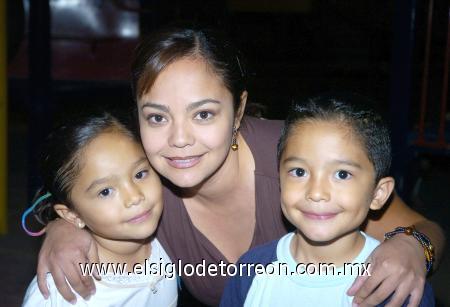 08112006
Carolina Betancourt de Martínez con sus hijos Karol y Manuel.