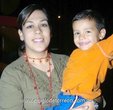 08112006
Martha González Salmón y su hijo Luis Daniel.