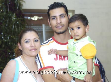 09112006
Lourdes Aguilar, José Ángel Castorena y el pequeño Ángel Gabriel, en una obra de teatro.