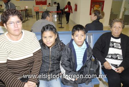 08112006
Felícita Campos, Wendy y Jesús Rodríguez y Paula Montiel viajaron a Tijuana.