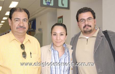 08112006
Sergio y Ana Luisa Ochoa y Sergio Ochoa Ramírez llegaron de Ciudad Juárez.