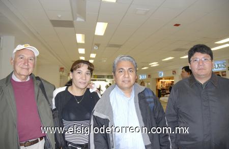 09112006
Óscar Rodríguez, Leticia Carmona, Martín Montoya y Rogelio Carmona llegarón de Ciudad Juárez.
