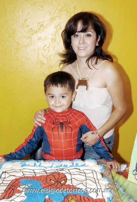 10112006 
José Diego García Flores acompañado por su mamá, Laura Cecilia García Flores.