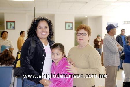 10112006 
Gabriela Ramírez, Eva Fabela y Eva de la Torre viajaron a Tijuana.