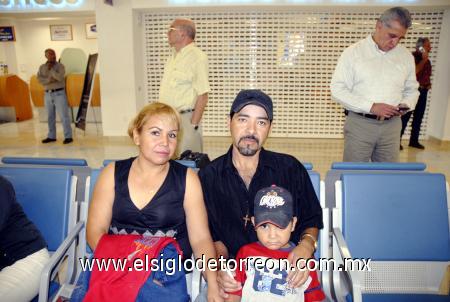 10112006 
José Félix Galván, Oralia Galván y Félix Galván viajaron a Tijuana.