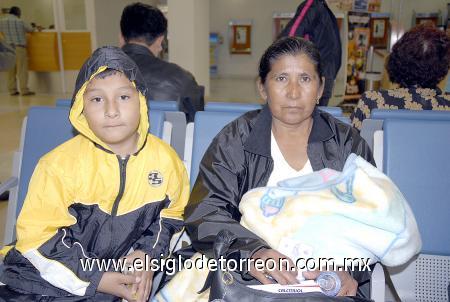 10112006 
Manuela Bocanegra y Arturo García Bernal viajaron a Oaxaca.