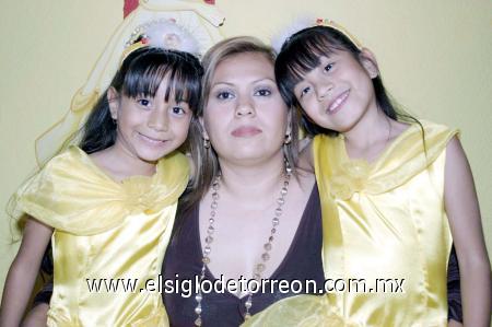12112006 
Andrea Mariana y Karla Patricia Castañeda festejaron su sexto y octavo cumpleaños, respectivamente, al lado de su mamá, Claudia Ulloa.