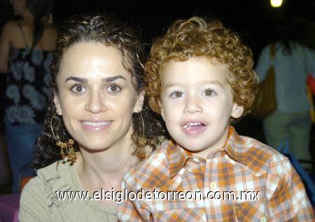 12112006 
Angélica Gallegos de Baille y Mauricio.