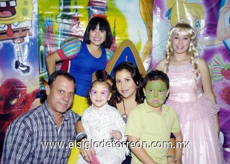 12112006 
Fernanda Murra Safa junto a sus papás, David Murra y Lizeth Safa de Murra, su hermanito David y dos princesas.