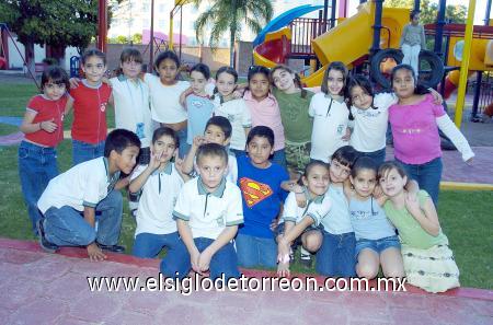 12112006 
Las amigas Andrea y Mónica con los invitados que las acompañaron en su fiesta de cumpleaños.