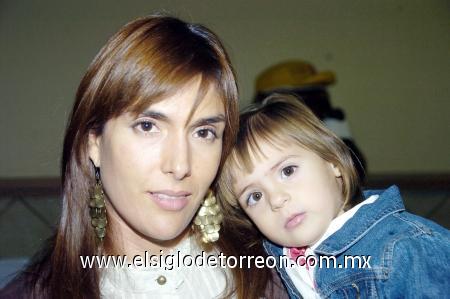 12112006 
Mónica Salmón de González y Macarena González.