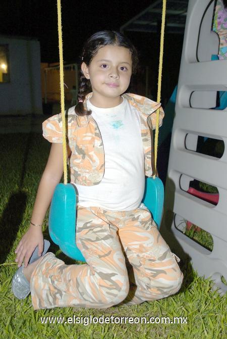 12112006 
Soraya Marcos Siwady Espinoza disfrutó de una alegre piñata.