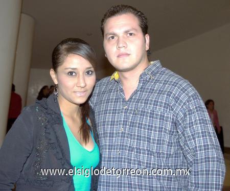 12112006 
Alejandra Escobedo y Omar Rosales.