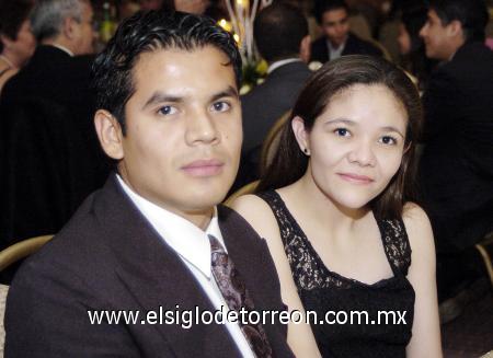 12112006 
Efrén Favela García y Gabriela Castañeda.