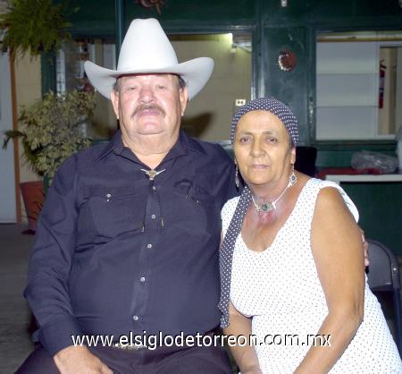 12112006 
Enrique Marroquín fue festejado por su esposa, Rosa Martha Sánchez y sus hijos al cumplir 72 años de edad.