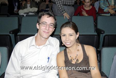 12112006 
Erick Hache y Lorena Salazar.