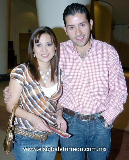 12112006 
Marcela Oyervides y Armando Barrón.