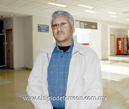 12112006 
Alejandro García viajó con destino a la ciudad de Los Ángeles.}