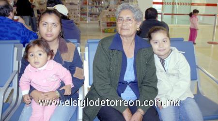 12112006 
Aura María Sánchez y Ana María Morales viajaron a Tijuana.