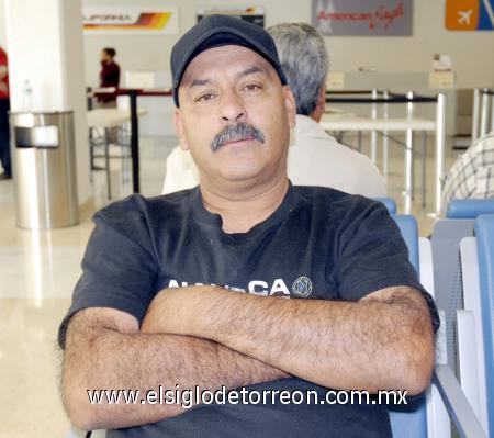 12112006 
Leonel Seceña viajó con destino a la ciudad de Tijuana.